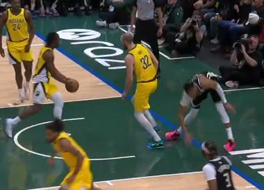 V体育-字母哥落地时膝盖受伤退场：我要先回家休息，看明天感觉如何