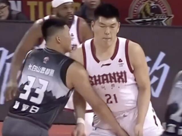 V体育官网-故意击打刘传兴下体，官方：吉林球员曾繁日停赛两场，罚款10万