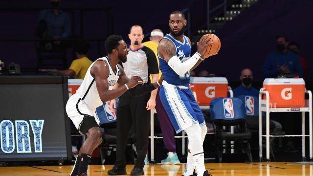 V体育-官方MVP榜：詹姆斯继续领跑 利拉德杀入前三