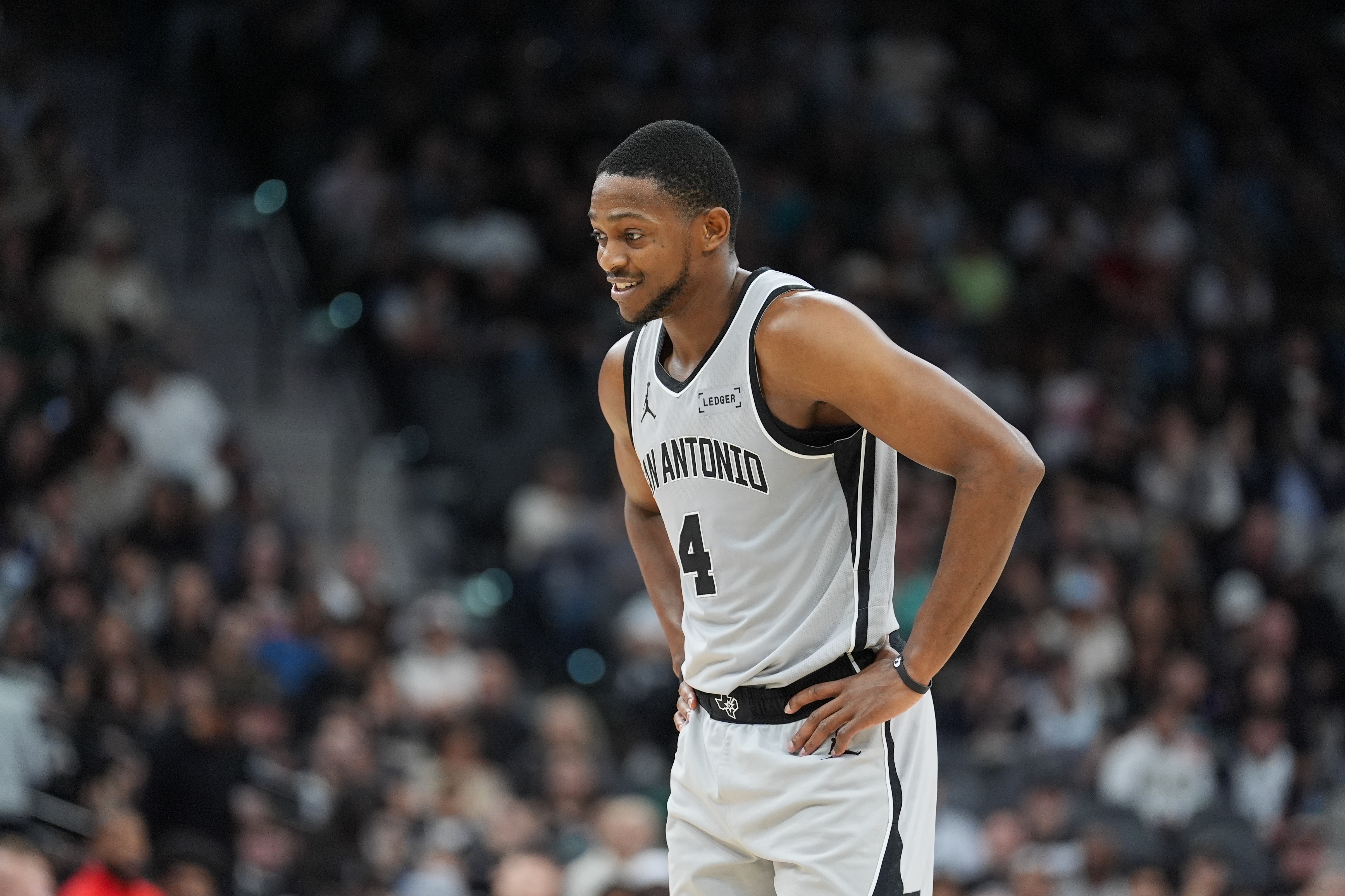 V体育-找找状态！福克斯21投8中得24分6板5助1帽 得分全队最高